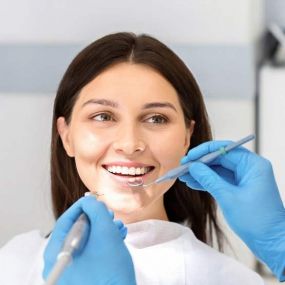 Знижка у розмірі 30% на професійну чистку зубів від сімейної стоматології «VIAdent»