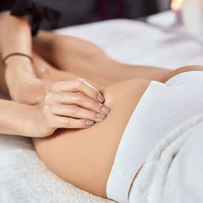 Знижка 30% на класичний масаж спини, спортивний та антицелюлітний масаж від фітнес-клубу «Атом»